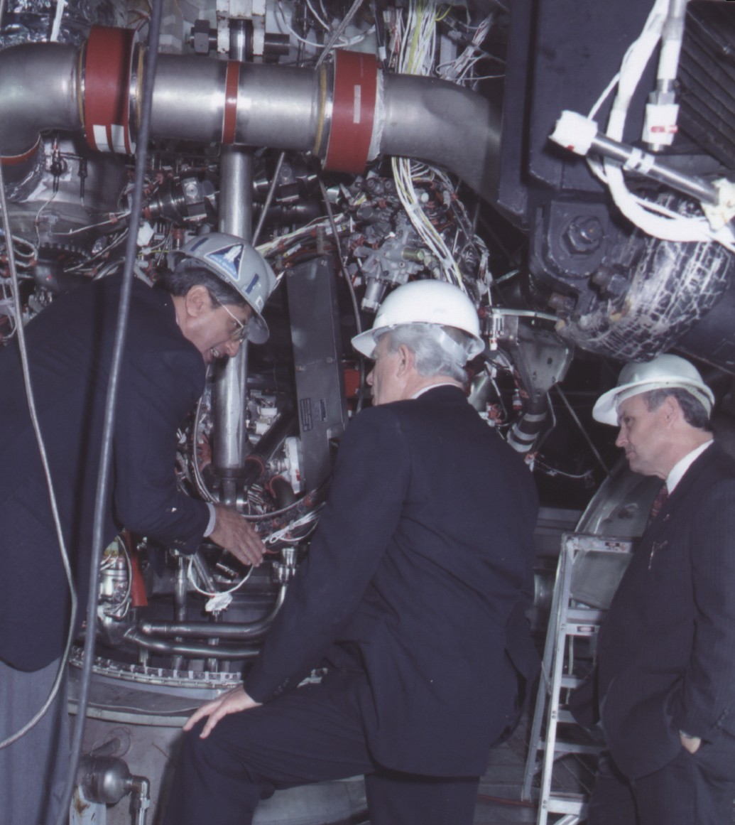 Estess & Governor Fordice view SSME.